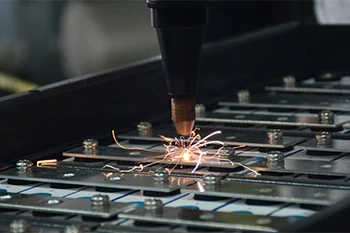 Soudage laser ou soudage par points pour les blocs-batteries