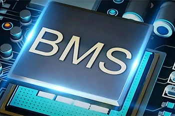 Que gère un système de gestion de batterie (BMS) ?